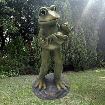 Factory directly supply outdoor animal figurine large mother frog holding baby garden statue