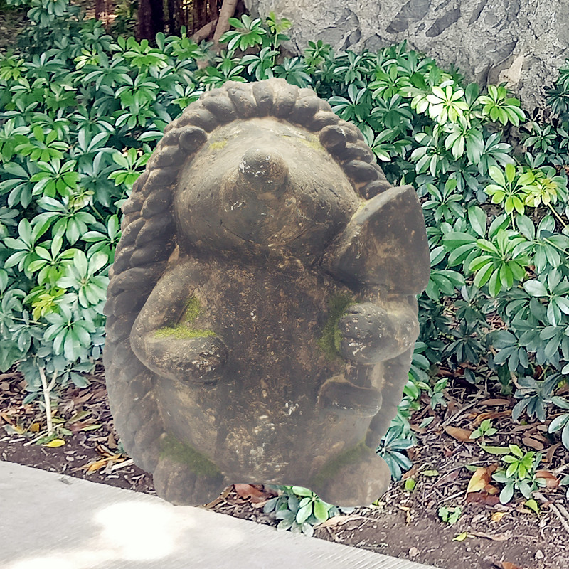 Customized cute animal outdoor sculpture mgo hedgehog holding shovel garden statue