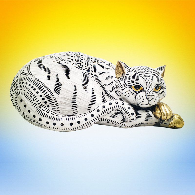 Factory wholesale custom design snoozing golden paws cat figurine home decoration